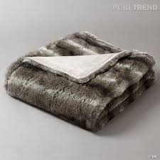 Ayez bien chaud avec un plaid canapé luxueux, doux et agréable. Plaid En Fausse Fourrure La Redoute Une Peau De Bete Pour Trainer Sur Le Canape C Est Plus Chic Prix 59 Puretrend