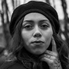 Karla Vera. Actriz, se formó con Gabriela Recabarren en la compañía de  teatro de CapaNegra, luego estudia Danza y Gestión Cultural, se define como  una Artista Escénica. Esta desarrollando su taller de