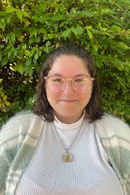 Andrea Redinger's Instagram, Twitter & Facebook