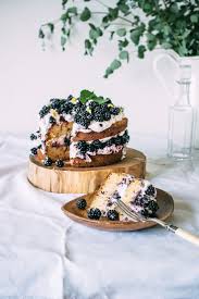 Idees Diy Fetes Hazelnut Blackberry Cake With Mascarpone Cream Via Artful Desperado Patisserie Nourriture Jolis Gateaux