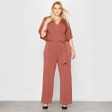 Per darti una mano a scegliere il vestito giusto, se devi essere testimone di nozze, per esempio, o semplice invitata, ecco una scelta di abiti da cerimonia per donne curvy. Come Indossare La Tuta Se Sei Curvy Verdementa Fashion Blog Curvy