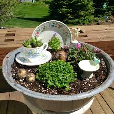 Feenhafter Garten In Einer Alten Galvanisierten Wanne Gartenprodukte Gartenwaschbecken Gartendekoration