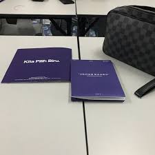 Warna lain yang cocok dengan sepatu oranye adalah cuma, warna navy sangat cocok dengan warna biru. Pejabat Umno Batiment Gouvernemental