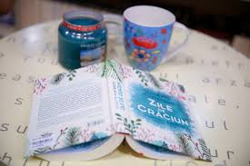 Cadourile de secret santa sunt de cele mai multe ori lucruri amuzante, lucruri care se potrivesc în contextul grupului, lucruri mai puțin personale, dar aici contează relația dintre persoane. Sugestii De Cadouri Pentru Secret Santa Sub Sau 50 De Lei