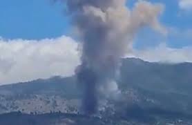 La cumbre del volcán tiene varios cráteres, uno de los cuales contiene un lago verde de profundidad variable. Tv U0pydwztdom