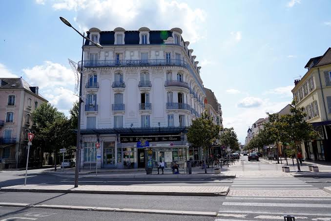 Rue calme aux abords de la gare de Vichy, zone de stationnement gratuite excentrée