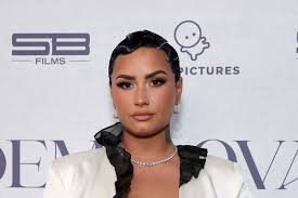 In , demi lovato got a part. Demi Lovato Outet Sich Als Nicht Binar Mit Starker Botschaft Glamour