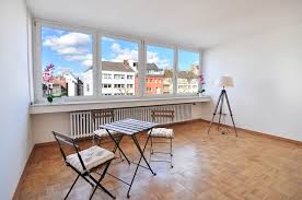 Es wäre nicht schlecht, wenn du alternativ eingestellt und ökologisch interessiert bist, z.b. D B Immobilien