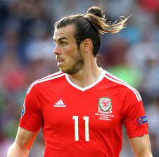 Bale plays for the real madrid and is a dark haired man. Gareth Bale The Haircut The Man Bun The Baldness No Gunk 100 Naturliches Haarwachs Matt Clay Und Haarprodukte