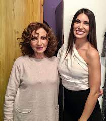 Βιοπορίζεται ως φιλόλογος στη δευτεροβάθμια. Glykeria Pozarei Agkalia Me Th Maria Korelli Star Gr