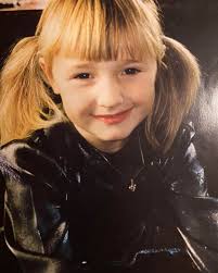 Verdens bedste Bella fylder 10 år idag. Bella har beriget så mange børns  liv på alle mulige fantastiske måder 🐶 Først for Trine som var hjemme hele  8.årgang 💁 Så for børnene