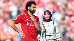 انخفاض معدل كراهية الإسلام والمسلمين في ليفربول و إنجلترا. Ø¨Ø§Ù„ÙÙŠØ¯ÙŠÙˆ ØªÙ‚Ø±ÙŠØ± ÙŠÙƒØ´Ù ÙˆØ¸ÙŠÙØ© Ø²ÙˆØ¬Ø© Ù…Ø­Ù…Ø¯ ØµÙ„Ø§Ø­ ÙˆÙŠÙ‚Ø§Ø±Ù†Ù‡Ø§ Ø¨Ø²ÙˆØ¬Ø© Ù…ÙŠØ³ÙŠ Ø±ÙŠØ§Ø¶Ø© Ø¹Ø±Ø¨ÙŠØ© ÙˆØ¯ÙˆÙ„ÙŠØ© Ø§Ù„Ø¥Ù…Ø§Ø±Ø§Øª Ø§Ù„ÙŠÙˆÙ…