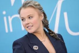 Marcey Hawk: Se kunstnerisk Cali-babe male med valpene