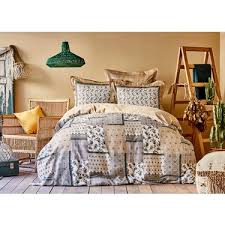 Ev tekstili kategorisi altında sunulan çift kişilik nevresim takımı modelleri, ürünlerin renklerine, desenlerine, baskılarına, ebatlarına, yapıldıkları malzemelerine göre farklılık gösteriyor. Karaca Home Maryam Petrol Pamuk Cift Kisilik Nevresim Takimi Fiyati