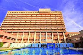 Hotelul mures are 9 etaje plus parter, 4 lifturi, 70 camere single si 290 duble. Hotel Mures Baile Felix