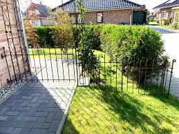 Zaun Mit Tor Am Haus Befestigt