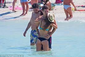Herrera's father, pedro maría, was also a footballer and a midfielder. Sekar Hlf24 On Twitter Iih Bete Utdreport Photos Ander Herrera In Ibiza With His Girlfriend Isabel Collado Dmail Http T Co Dhhb4f0jwf