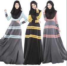 Dirinya sudah malang melintang di industri tata busana sejak beberapa tahun lalu. Desain Busana Muslimah Remaja Ala Dian Pelangi Syarimu