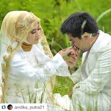 Prewedding fotoprewedding preweddingmurah prewedd photoprewedding preweddingpantai foto prewed prewedsurabaya. Repost Andika Putra21 Love Kiss Hand Prewed Prew Flickr
