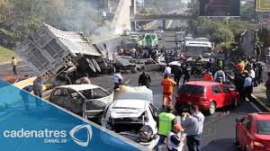 Los reportes señalan que el accidente ocurrió en el kilómetro 51 en las inmediaciones de cuajomulco, en el estado de morelos, donde un grupo de motociclistas que circulaban hacia la ciudad de cuernavaca, se impactaron contra dos vehículos de carga que circulaban por la autopista. Muertos Por Accidentes En Carretera Mexico Cuernavaca Youtube