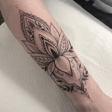 This tattoo idea looks like a sun, and it's perfect in its design. 1001 Ideen Und Inspirationen Fur Ein Lotusblume Tattoo