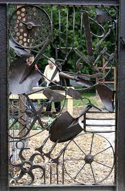 22 Beautiful Garden Gate Ideas To Reflect Style Metal Garden Art Metal Yard Art Yard Art