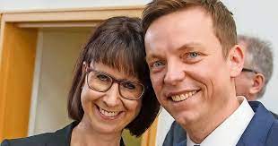1984 heiratete sie mit 20 jahren helmut karrenbauer. Neunkirchen Hans Im Gluck Landesvater Wird Vater Von Zwillingen