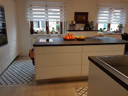 Arbeitsplatten müssen den unterschiedlichsten küchenarbeiten standhalten und ein höchstmaß an hygiene und langlebigkeit sicherstellen. Nobilia Pura Xtra Solid Granite Nachbildung Arbeitsplatte Grosse Insel Hochschranke Und Sideboard Kuchenplanung E Kuchen Planung Nobilia Kuchen Kuchenplanung