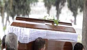 Λόγω προσωπικών δεδομένων το μόνο που ανακοινώθηκε από το δήμο καμένων βούρλων είναι ότι πρόκειται για 76χρονη και 31χρονο κάτοικο της περιοχής. F8iwtida Phge Se Khdeia Kai Noshse Me Koronoio Synagermos Gia Th Diaspora Madata Gr