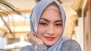 Komedian entis sutisna atau yang akrab disapa sule memang tengah menjalin hubungan dengan nathalie holscher. Begini Proses Nathalie Holscher Mengucap Dua Kalimat Syahadat Republika Online