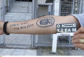Η ομάδα κ15 του παοκ επιστρέφοντας στη θεσσαλονίκη από τη γερμανία όπου κατέκτησε την πρώτη θέση και το κύπελλο στο γνωστό τουρνουά ρίμινι συναντήθηκε στο αεροδρόμιο με τον κορυφαίο. Emeis Mazi Gia Mia Zwh Paok Paok Graffities Tattoos Facebook
