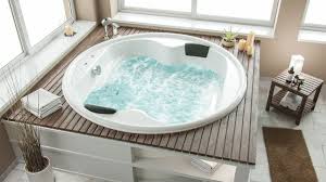 Grande baignoire dangle also has 25 more images such as petite baignoire grande toutes les dimensions de grande baignoire d angle 180x180 68 id es coration maison baignoire d angle avec porte grande petite baignoire grande toutes les dimensions de grande baignoire d angle design 20 grand salle de bain avec and baignoire baln o d angle. Baignoire Balneo Saturn Ronde Avec Systeme De Remplissage Par Le Trop Plein Balneo Ronde Baignoires Balneo Emotion 24 Fr