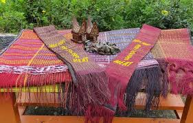 Warna dominan pada ulos adalah merah, hitam, dan putih yang dihiasi oleh ragam tenunan dari benang emas atau perak. Mengenal Ulos Sebagai Kain Tradisional Khas Batak