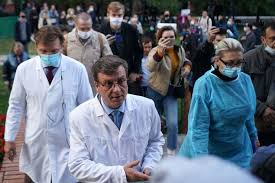 Nach der verurteilung von alexej nawalny zu dreieinhalb jahren haft am dienstag haben anhänger des kremlkritikers zu protesten im zentrum von moskau. Russian Health Officials Say Industrial Chemical Found On Hair Hands Of Kremlin Critic Navalny