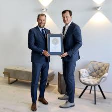 Herrn Professor Gerald Zimmermann Wurde Das Siegel Des Jahres 2019 Uberreicht Dadurch Ist Professor Zimmermann Weiterhin Offizielle Medizin Dr Med Professor