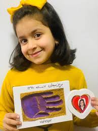 دختران ، دلسوز ، مددكار و بابركت اند . هر كس يك دختر داشته باشد ، خداوند ،  او راپوششى از دوزخ قرار مى دهد و هر كس دو دختر داشته باشد ،