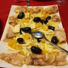 Puliamo anche lo scalogno, lo spelliamo, affettiamolo in maniera e facciamolo appassire in una padella con due cucchiai di olio d'oliva per pochi minuti. Cena Della Vigilia Di Natale A Casa Insalata Di Finocchi Arance E Olive Nere Al Forno Con Pesce Spada Marinato Agli Agrumi Photo De Senigallia Province Of Ancona Tripadvisor