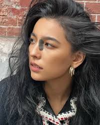 Người mẫu xinh đẹp và chú mèo cưng cùng có vết bớt trên mặt thu hút cộng  đồng mạng