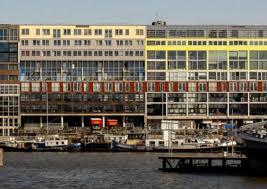 Hij in hun droomboerderij in de achterhoek, zij in hun grachtenpand in amsterdam. Jeroen Pauw Koopt Voor 950 000 In Amsterdam Appartement Aan Het Water Met Matthijs Van Nieuwkerk Als Buurman