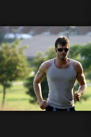 Kuzey fica frustrado e ainda acaba por se meter numa confusão que o leva para prisão. Kivanc Tatlitug Kuzey Kuzey Guney Exercise Jogging Tank Muscles Sunglasses Boxer Tattoo Ink Kivanc Tatlitug Boxer Tattoo Actor Model