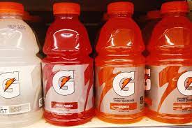 Ähnlich wie das aquarius getränk von coca cola hat auch dieser sportsdrink eine coole historie, denn erfunden wurde es im. Gatorade Wie Gut Ist Das Isotonische Getrank Wirklich Uniquedrinks