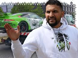 Wie viele davon echt oder falsch, wie viele fans, wie viele journalisten oder polizisten sind, lässt sich nicht herausfinden. Attila Hildmanns Porsche 911 Gt3 Abgeschleppt Karre Weg Spott Und Spekulation Im Netz Politik