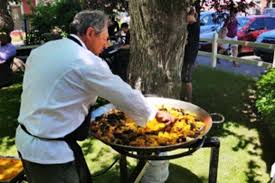 Generally when i make paella, it's for 12 to 25 people (see recipe at the bottom). Owner And Chef Javier Gonzalez Bringas Making Paella For An Outdoor Dinner Party In The Garden Picture Of Tempranillo Basalt Tripadvisor