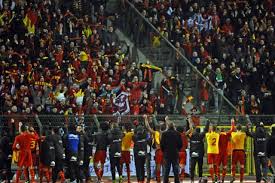 En onze rode duivels het weer heel goed doen, kreeg ik het idee om eens een kerstkaartje te maken met de belgische kleuren er op. Al 600 Supporters Voor Vrouwenspionkop Rode Duivels Gazet Van Antwerpen