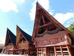 Rumah adat ini bentuknya persegi panjang, bagian rumah seluruhnya terbuat dari material yang berasal dari alam. Rumah Adat Bolon Dari Sumatera Utara Masharist