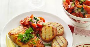 Gegrillter Lachs Mit Kartoffeln Und Tomatensalat Rezept Gegrillter Lachs Rezepte Lachs Rezept