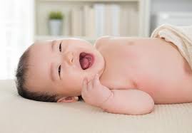 Pelbagai cara nak buat anak telah dicuba pasangan ini, namun mereka masih gagal. 6 Cara Membuat Bayi Tertawa Untuk Mendukung Perkembangannya