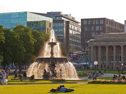Schlossplatz Stuttgart Beliebter Treffpunkt Mit Vielen Sehenswurdigkeiten Architektur Stuttgart Marketing Gmbh Stuttgart Schlossplatz Deutschland
