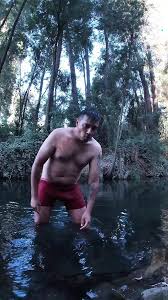 Desnudo en el río: placer natural con vistas bajo el agua en 4K