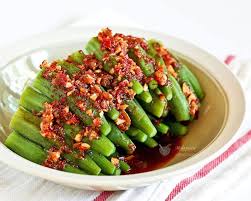 This Piquant Sambal Steamed Okra With A Spicy Sambal Belacan And Soy Sauce Dressing Is Full Of Umami Flavor Tak Okra Recipes Vegetable Dishes Asian Vegetables